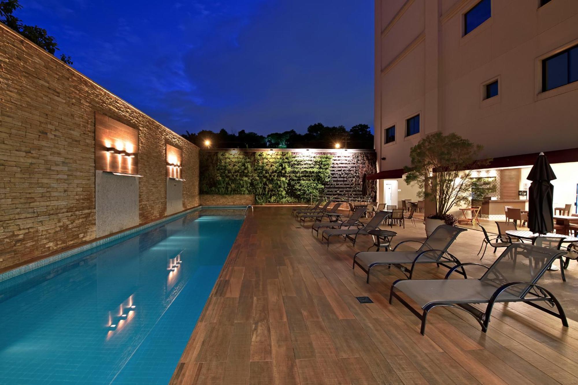 Hotel Mont Blanc Premium Ribeirão Preto Exteriör bild Hotel's pool