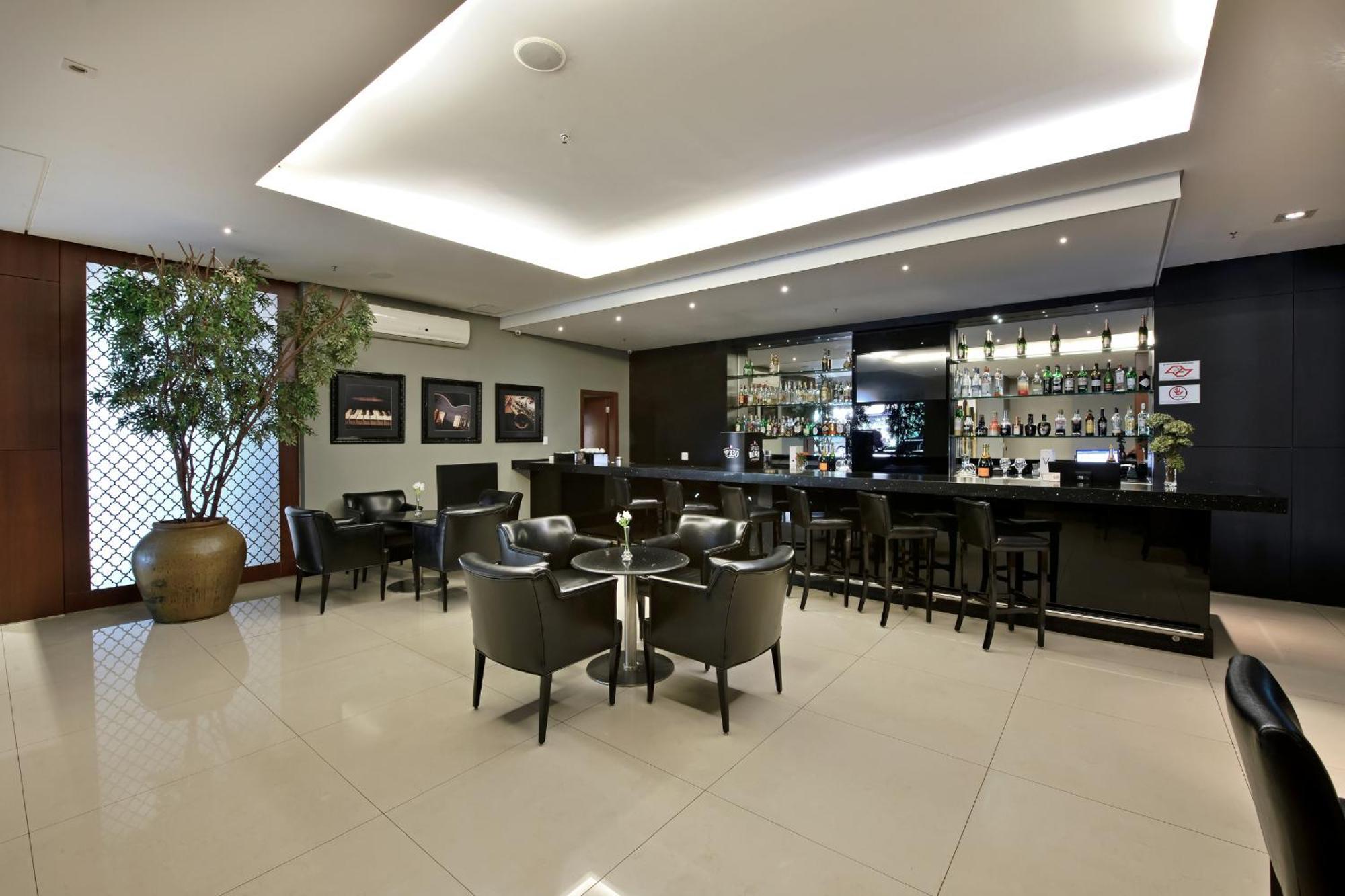 Hotel Mont Blanc Premium Ribeirão Preto Exteriör bild The bar at the hotel