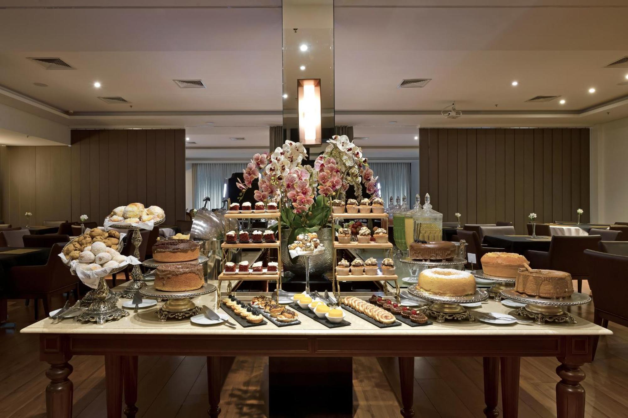 Hotel Mont Blanc Premium Ribeirão Preto Exteriör bild A dessert buffet
