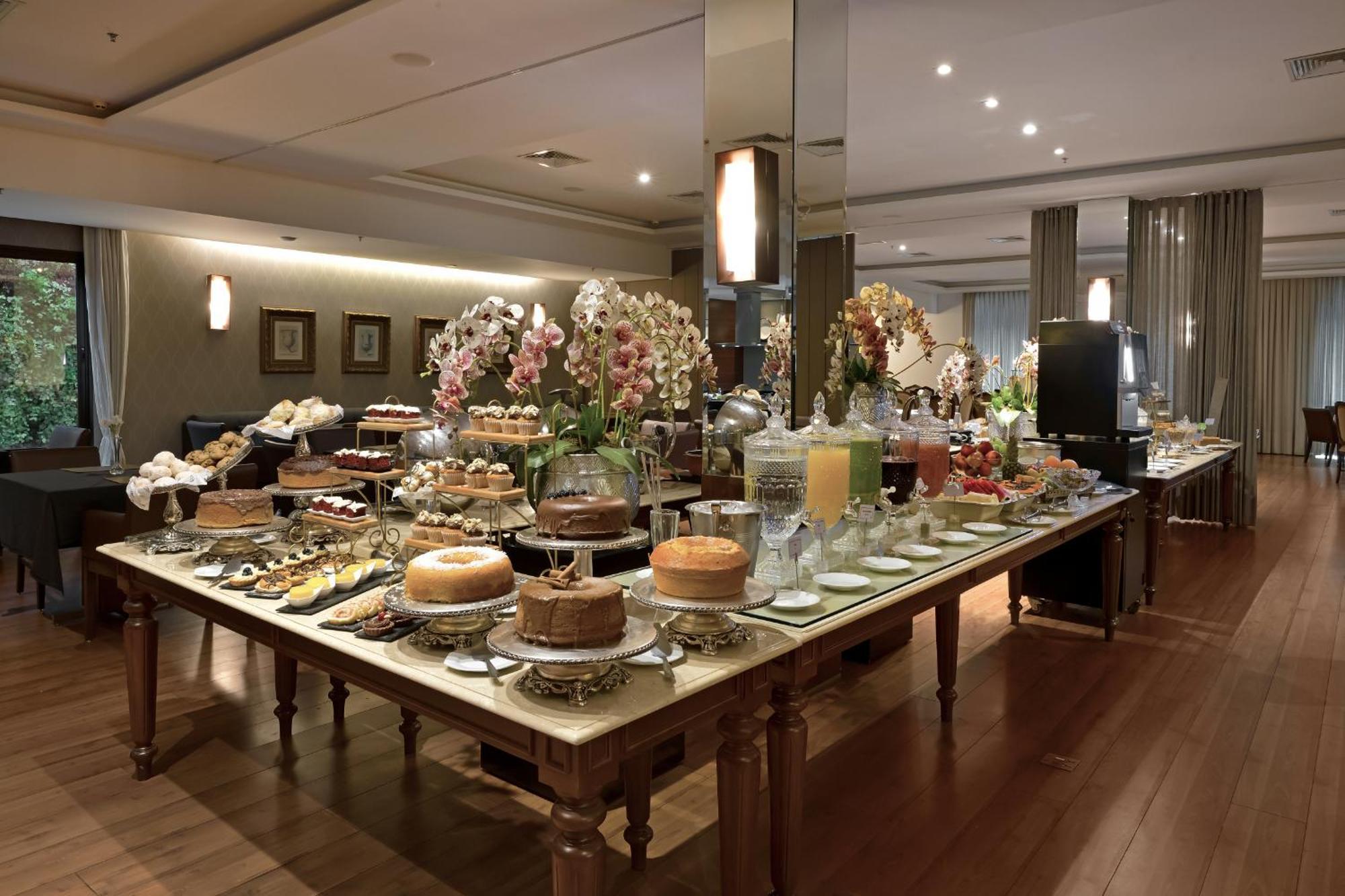 Hotel Mont Blanc Premium Ribeirão Preto Exteriör bild A dessert buffet