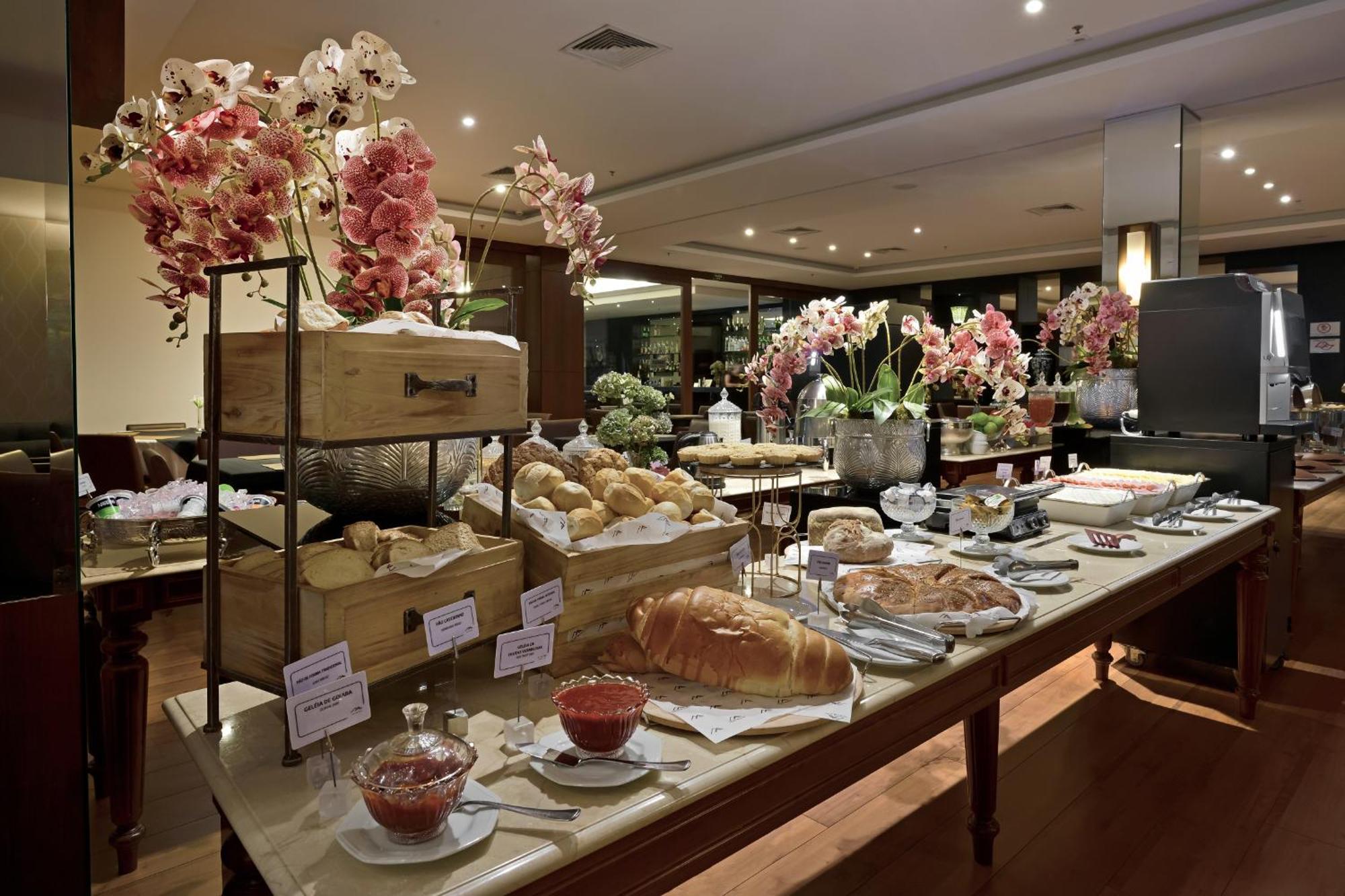 Hotel Mont Blanc Premium Ribeirão Preto Exteriör bild A buffet at a hotel