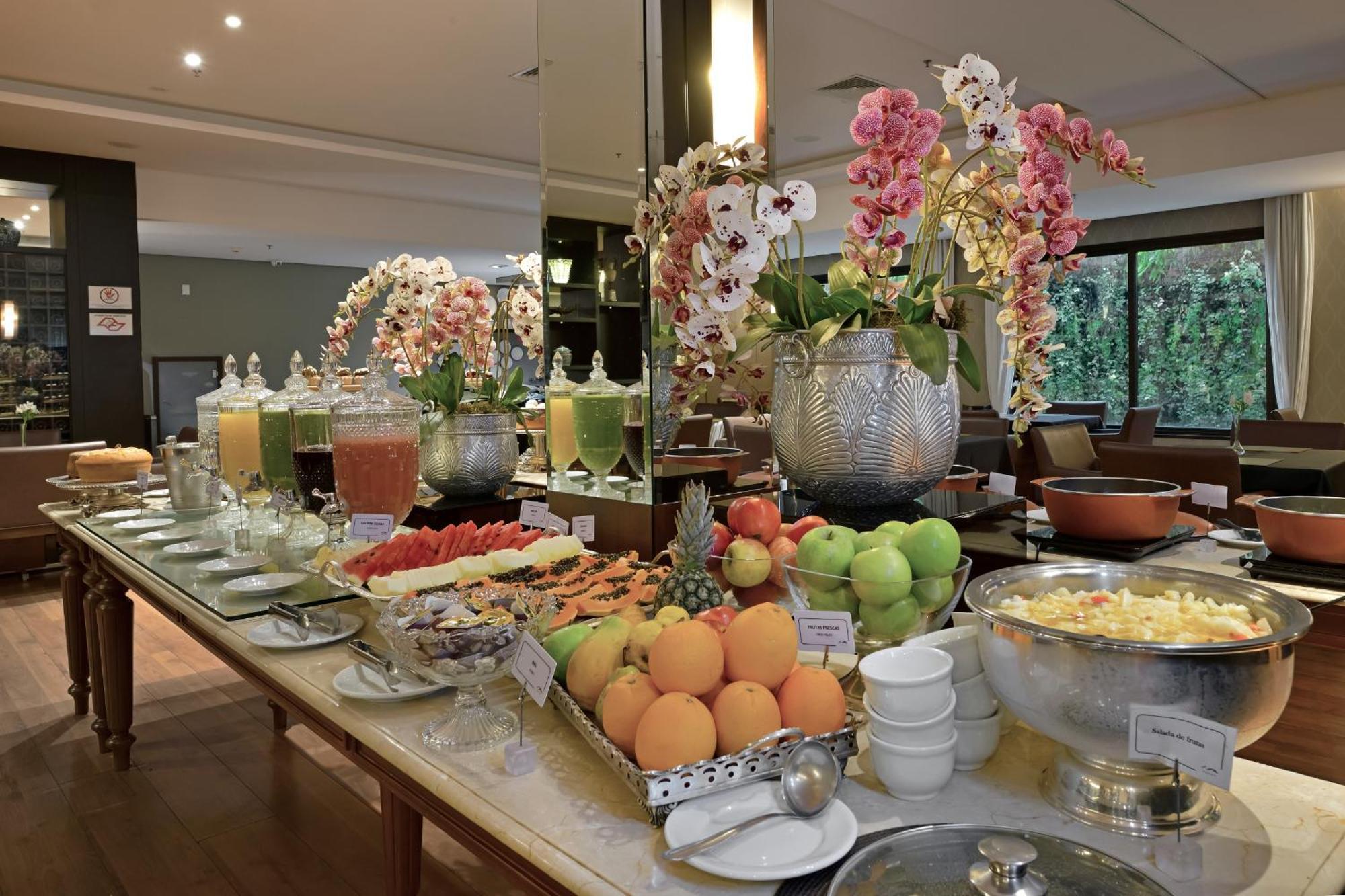 Hotel Mont Blanc Premium Ribeirão Preto Exteriör bild A fruit buffet