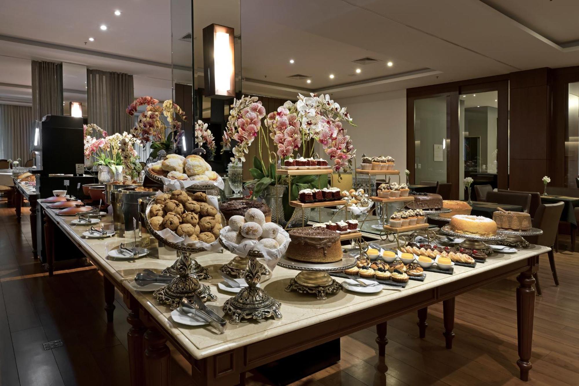 Hotel Mont Blanc Premium Ribeirão Preto Exteriör bild A dessert table at a wedding reception
