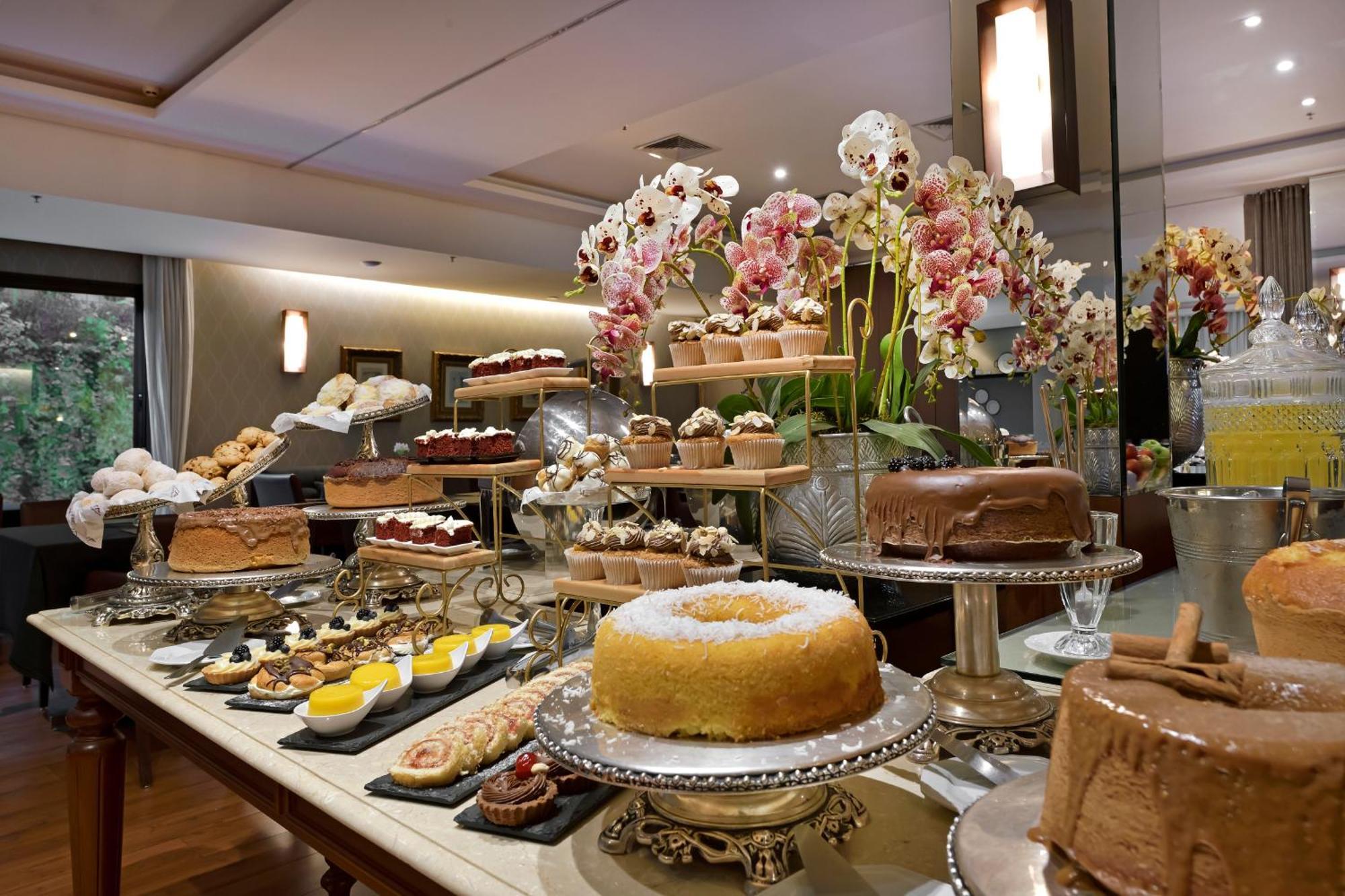 Hotel Mont Blanc Premium Ribeirão Preto Exteriör bild A dessert buffet