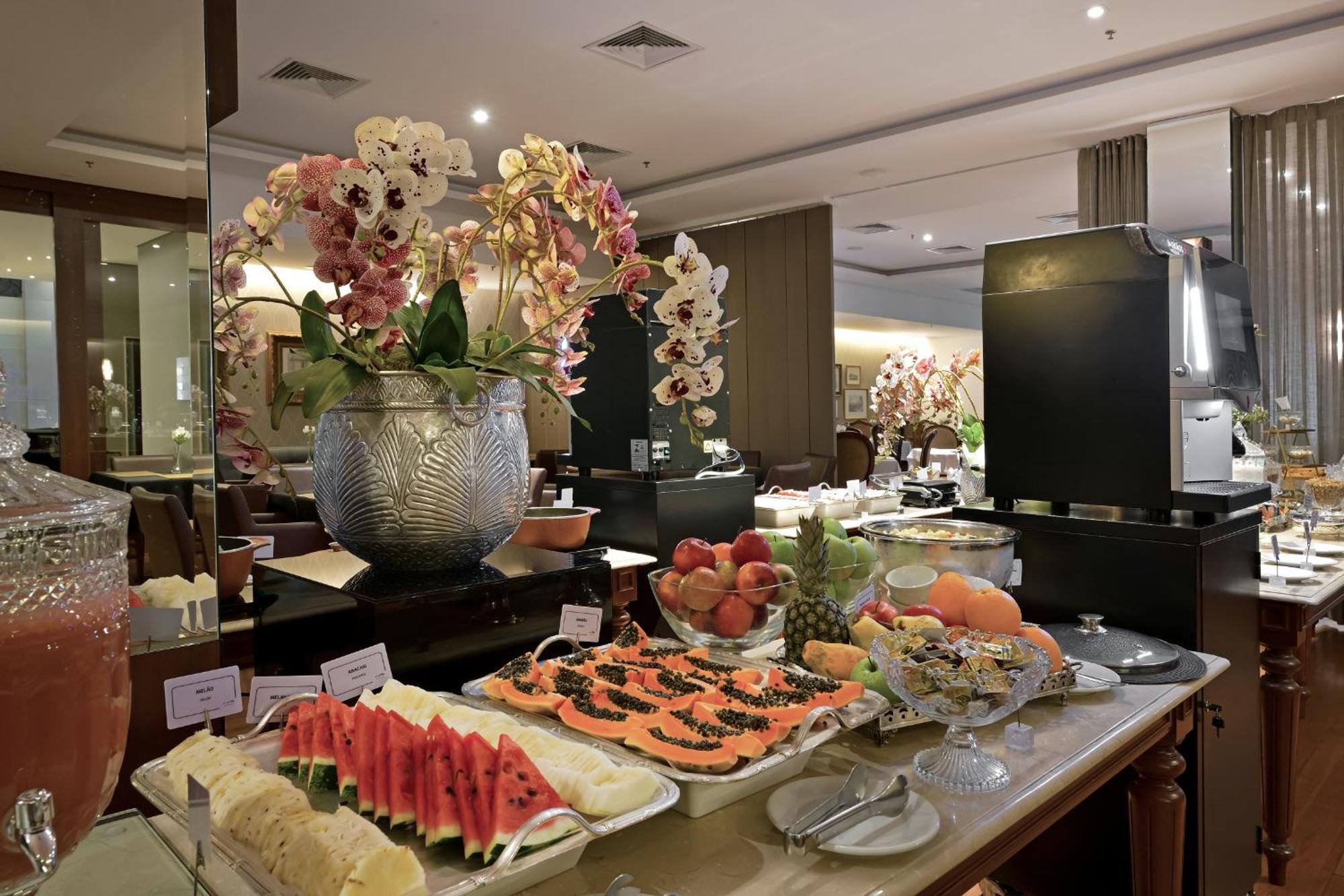 Hotel Mont Blanc Premium Ribeirão Preto Exteriör bild A fruit salad buffet