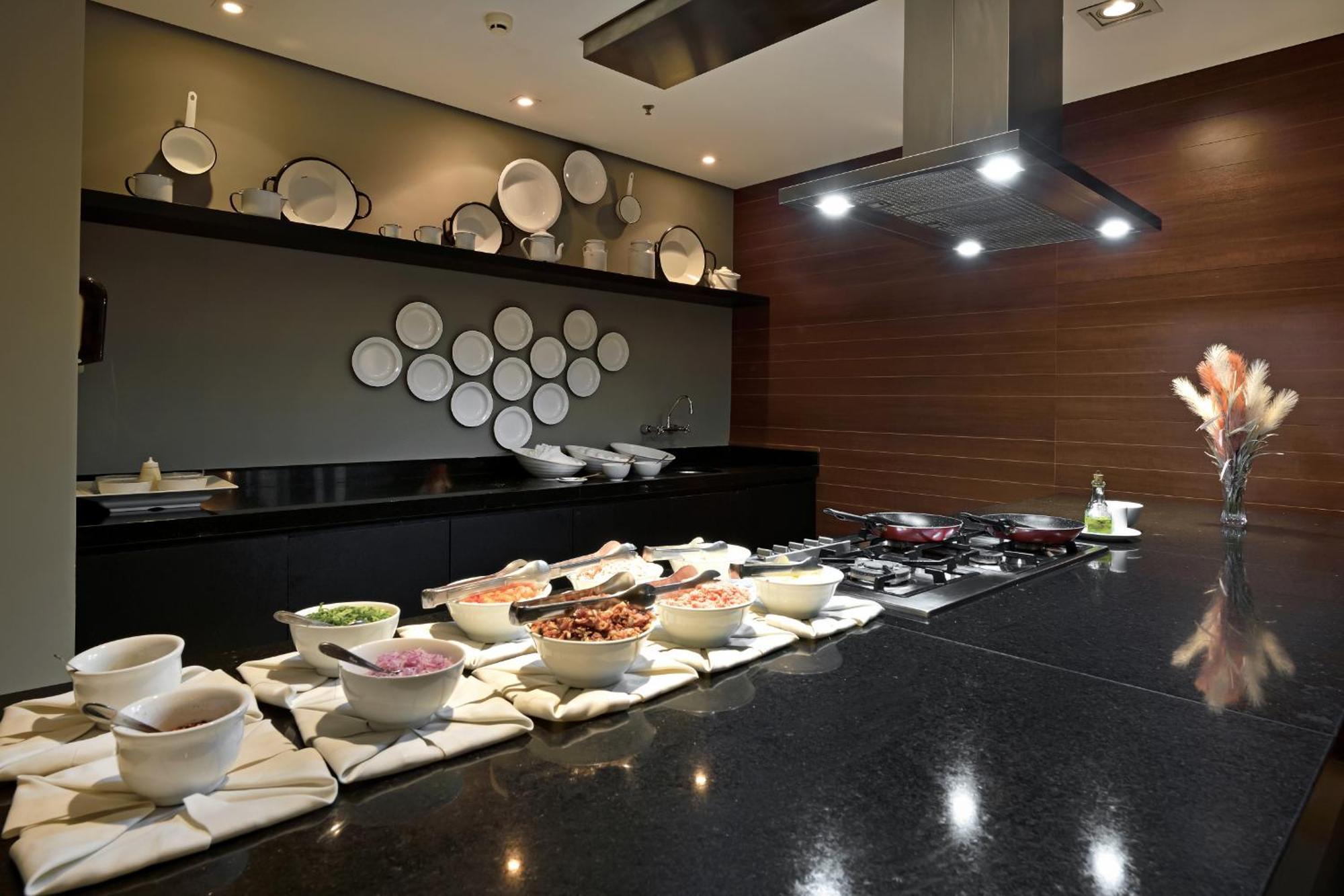 Hotel Mont Blanc Premium Ribeirão Preto Exteriör bild A buffet at a hotel