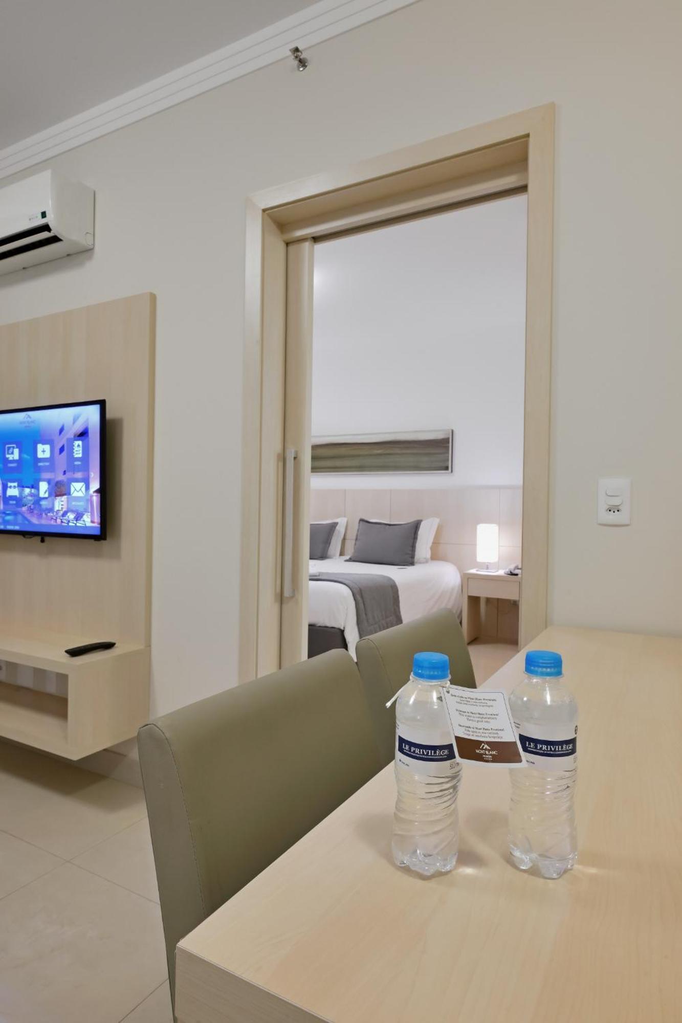 Hotel Mont Blanc Premium Ribeirão Preto Rum bild A room at the hotel