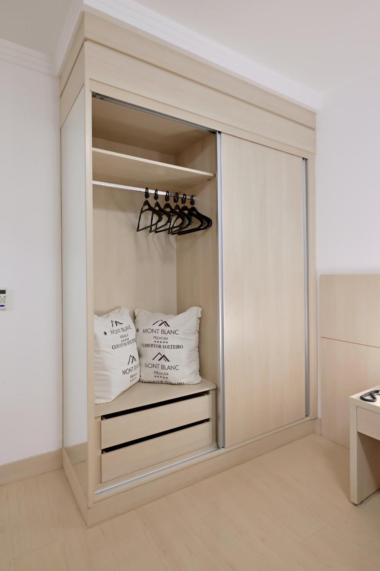 Hotel Mont Blanc Premium Ribeirão Preto Rum bild A sliding wardrobe