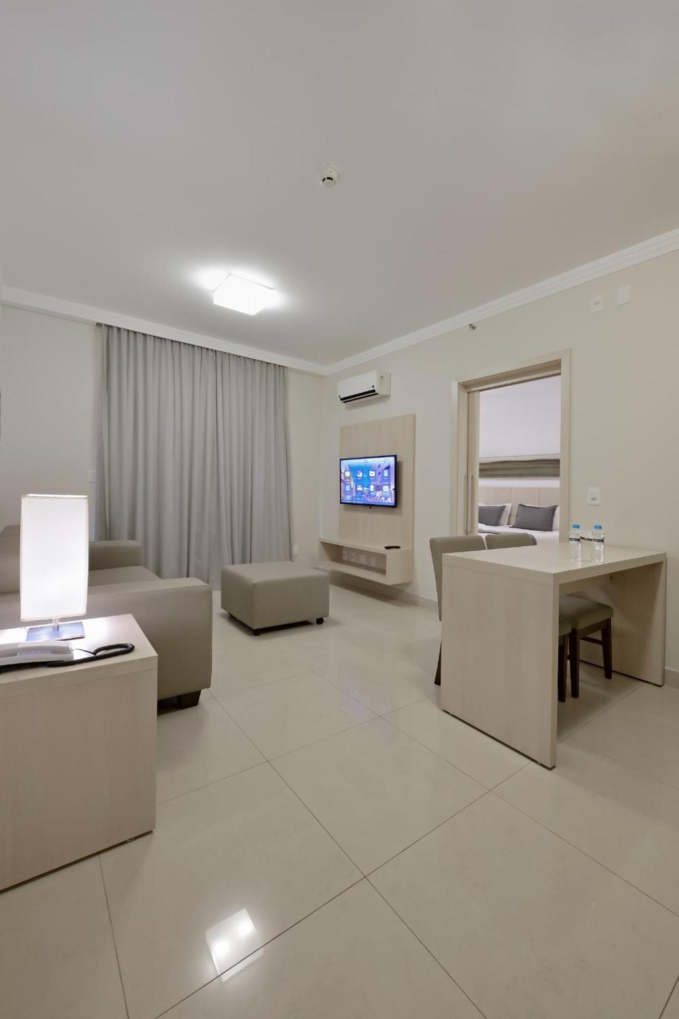 Hotel Mont Blanc Premium Ribeirão Preto Rum bild A room at the hotel