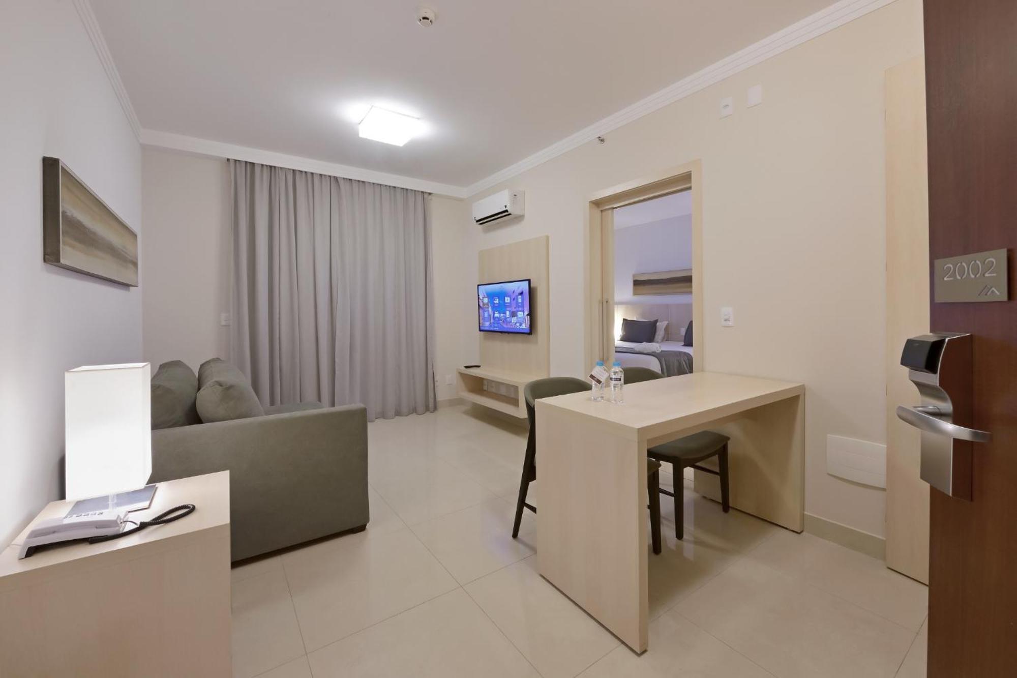 Hotel Mont Blanc Premium Ribeirão Preto Rum bild A typical one-bedroom apartment