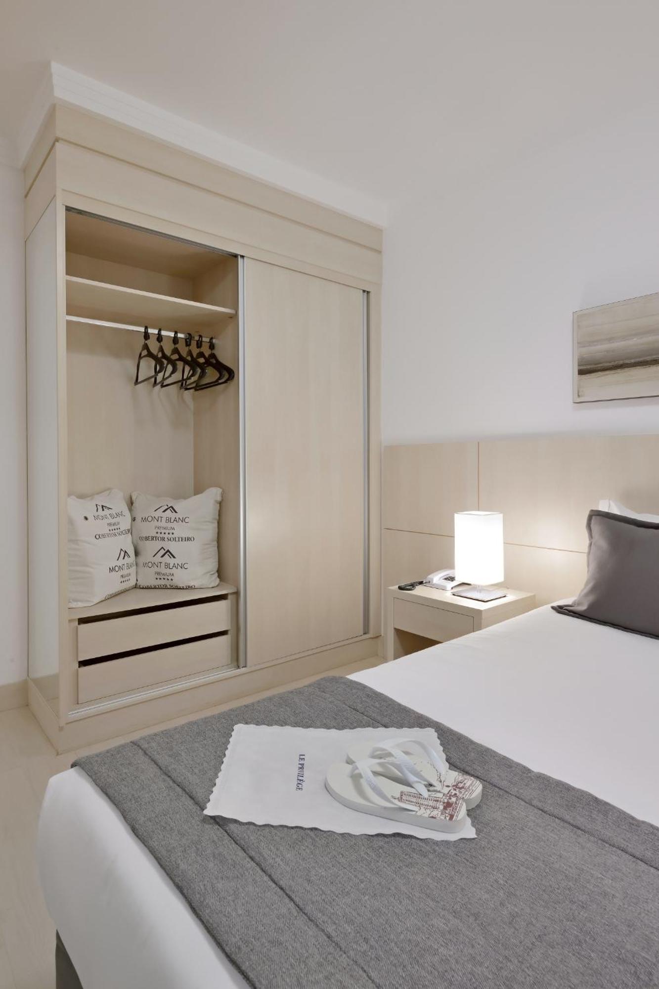 Hotel Mont Blanc Premium Ribeirão Preto Rum bild Sliding wardrobe