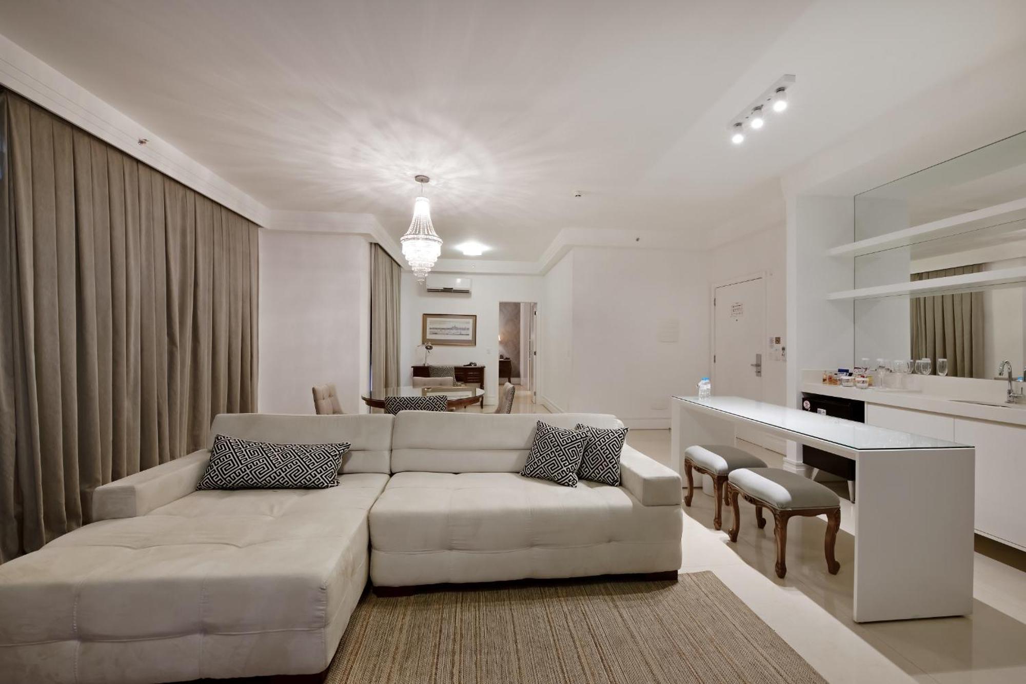 Hotel Mont Blanc Premium Ribeirão Preto Rum bild A living room with a wet bar