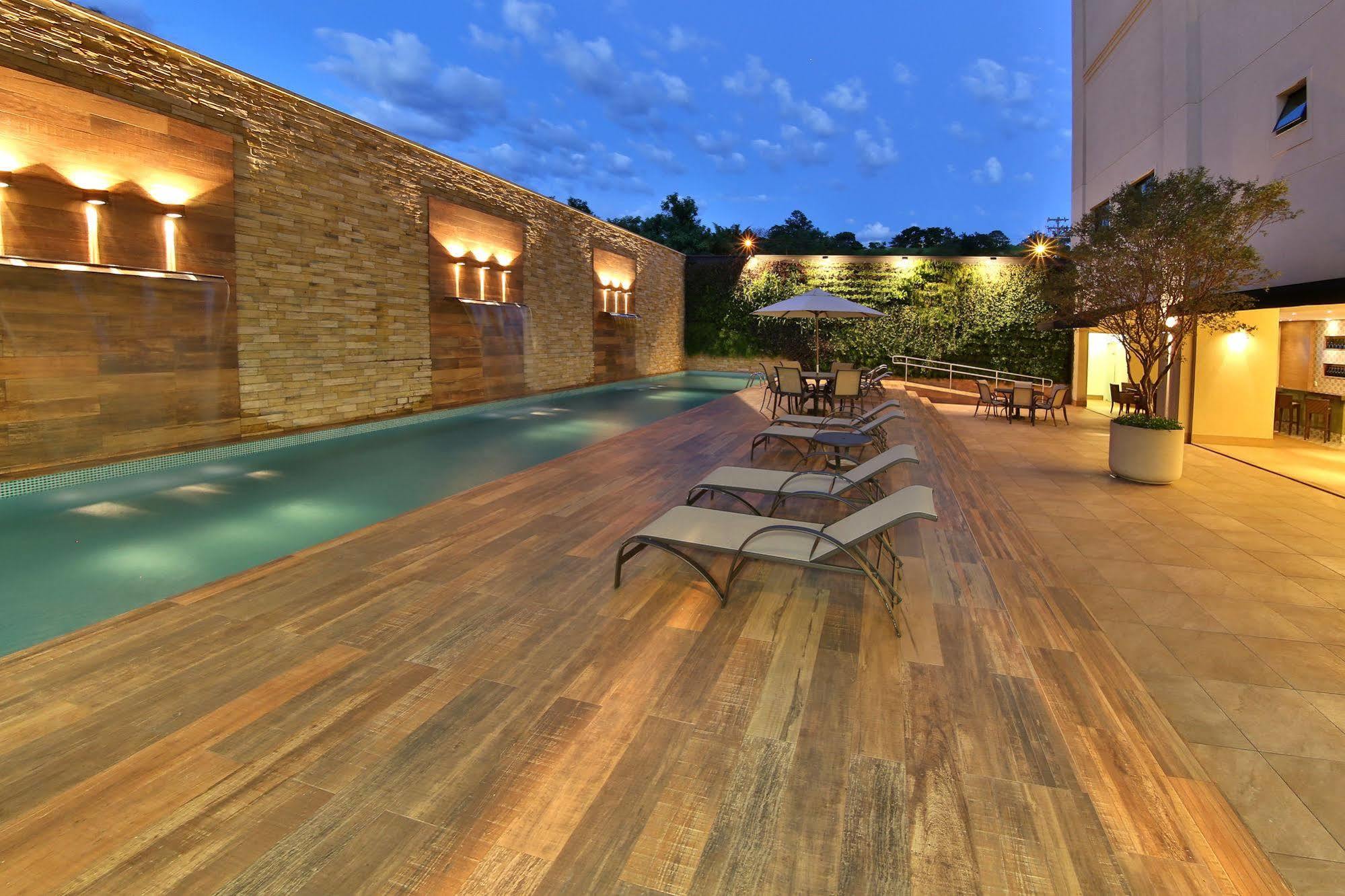 Hotel Mont Blanc Premium Ribeirão Preto Exteriör bild The pool at the hotel